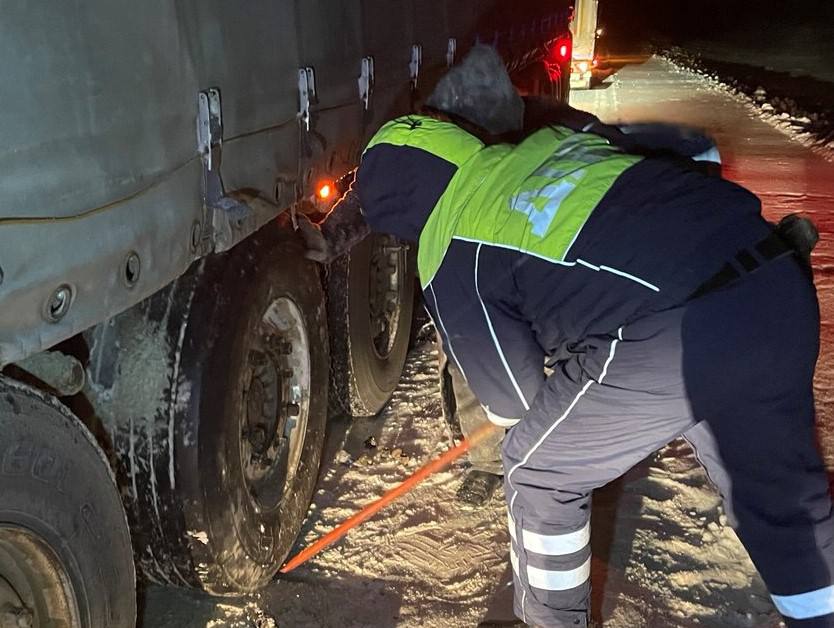 На саратовской трассе у дальнобойщика пробило в мороз колесо